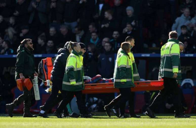 Mateta takes violent football in the face and will end up in the hospital