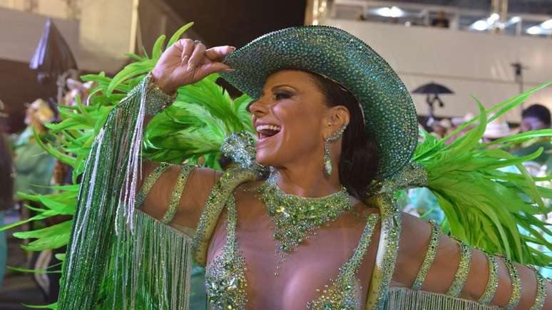 Viviane Araújo desfilhou ao lado da Mancha Verde no Carnaval 2025