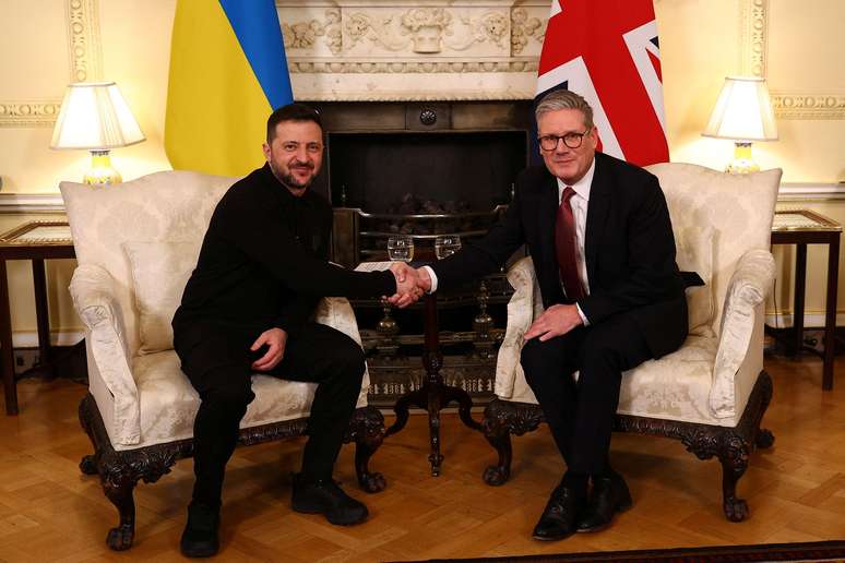 Zelensky (à direita) se encontrou com Keir Starmer (à direita), primeiro-ministro do Reino Unido, horas depois do bate-boca com Trump