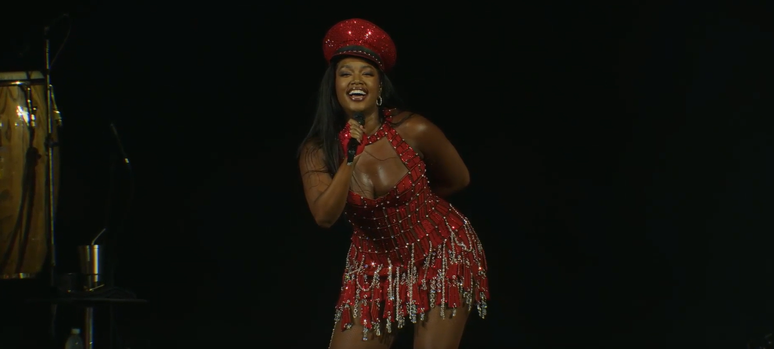 Iza se apresenta no Camarote Bar Brahma, em São Paulo