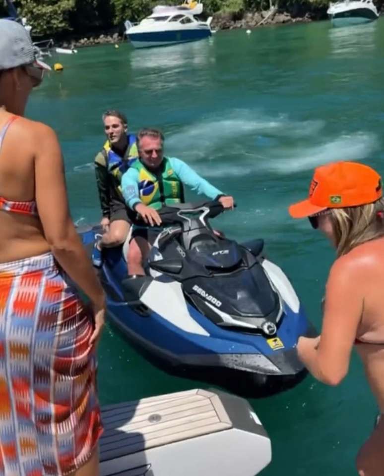 By piloting a jet ski and wearing a rescue jacket, Bolsonaro caused Euphoria among the supporters of Angra By piloting a jet ski and wearing a rescue jacket, Bolsonaro caused Euphoria among the supporters of Angra