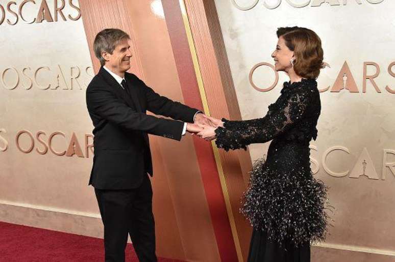 Walter Salles, diretor de 'Ainda Estou Aqui', e Fernanda Torres se cumprimentaram no tapete vermelho