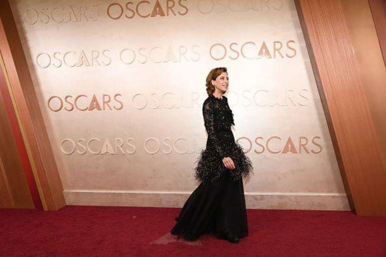 Fernanda Torres escolheu um vestido todo preto para participar da cerim&ocirc;nia