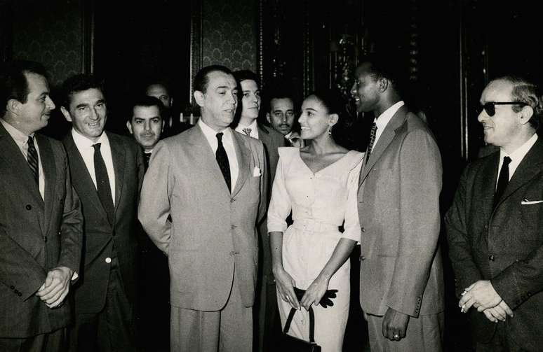 Estreia de Orfeu Negro contou com presen&ccedil;a de Marcel Camus, o presidente Juscelino Kubitschek, Marpessa Dawn, Breno Mello e Vinicius de Morais no Pal&aacute;cio das Laranjeiras, em 1959