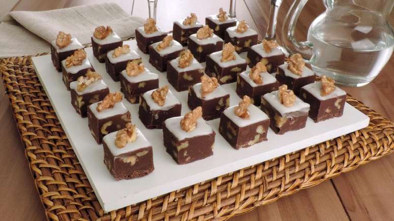 FUDGE with chocolate with walnuts: sweet English that melts in the mouth