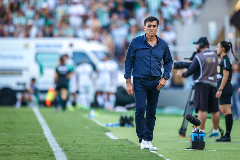 O treinador Gustavo Quinteros. 