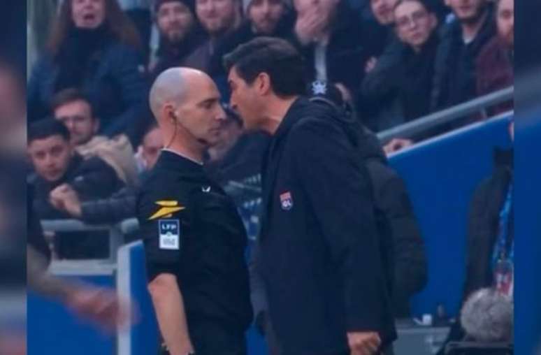 Fonseca se desesperou à beira do campo quando o árbitro foi ao VAR consultar a possibilidade de um pênalti para o adversário.