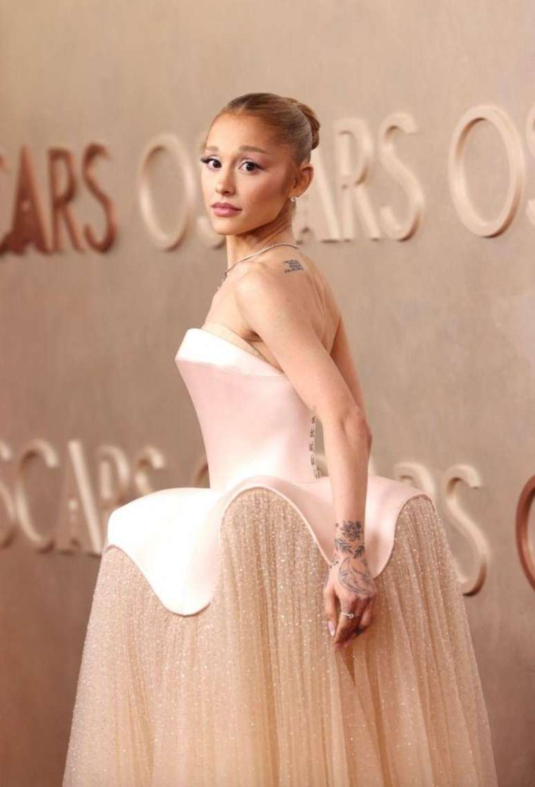 Ariana Grande, que concorre na categoria de Melhor Atriz Coadjuvante por sua atua&ccedil;&atilde;o em Wicked, tamb&eacute;m na cerim&ocirc;nia