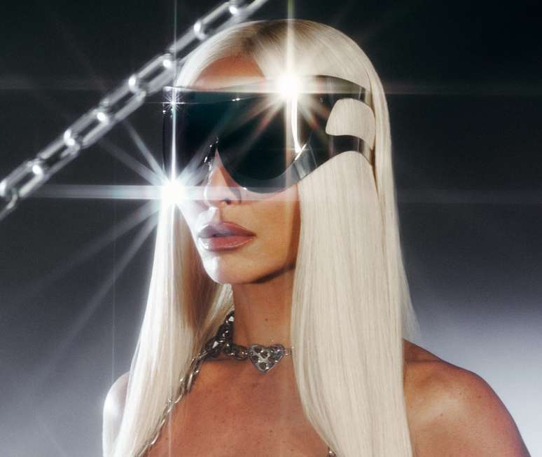 Sabrina Sato officially opens her carnival with futuristic look