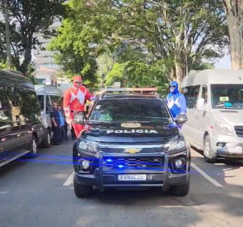 Chapolin, padre, palhaço e power rangers são algumas das fantasias utilizadas pelos policiais que se infiltraram nos blocos do carnaval de rua de SP.