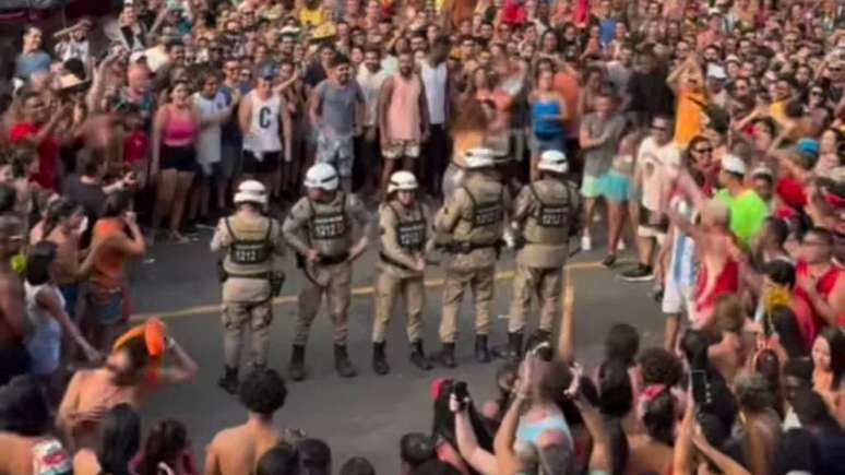 Tropa da Polícia Militar da Bahia viraliza em 'pipoca' de Saulo.