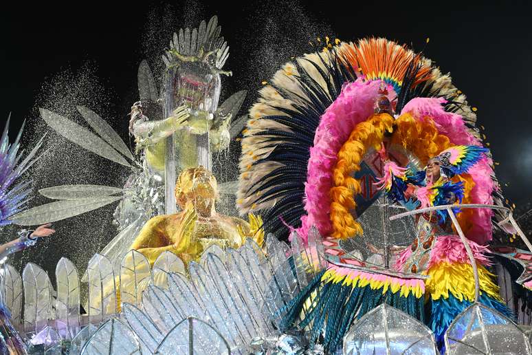 Veja as fotos do desfile da Viradouro no carnaval do Rio