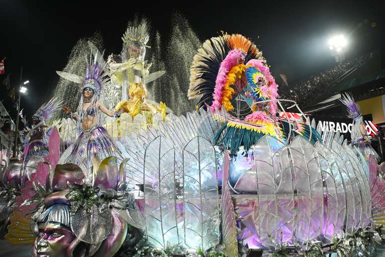 Veja as fotos do desfile da Viradouro no carnaval do Rio