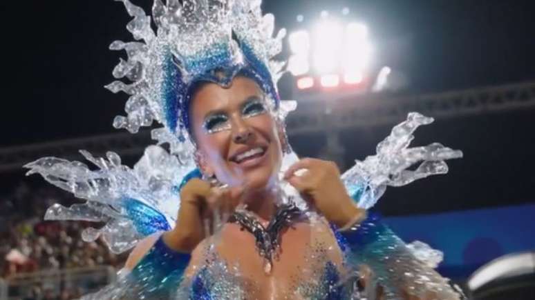 Lore Improta leva tombo durante desfile da Viradouro, na Marqu&ecirc;s de Sapuca&iacute;; dan&ccedil;arina reage &agrave; situa&ccedil;&atilde;o e levanta hip&oacute;tese