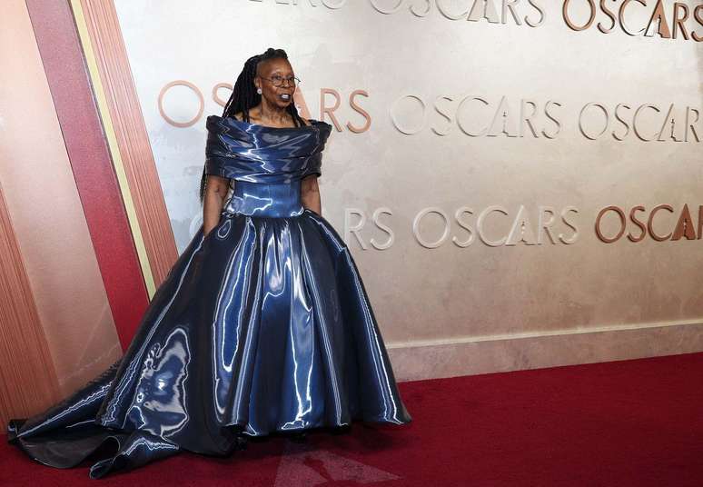 Whoopi Goldberg escolheu um vestido azul cintilante