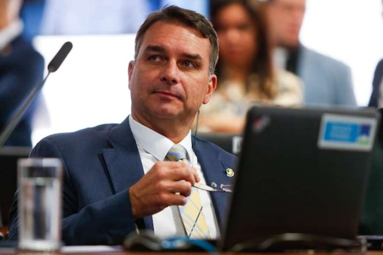 FLAVIO BRASÍLIA DF 17.07.2024 FLÁVIO BOLSONARO/ CCJ DO SENADO POLÍTICA OE- O senador Flávio Bolsonaro ( PL- RJ) durante sessão da Comissão de Constituição e Justiça ( CCJ) do Senado Federal em Brasília realizada na manhã desta quarta-feira 17 de Julho de 2024. FOTO: WILTON JUNIOR/ ESTADÃO