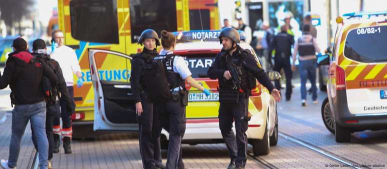 Policiais e membros de equipes de emerg&ecirc;ncia no centro de Mannheim