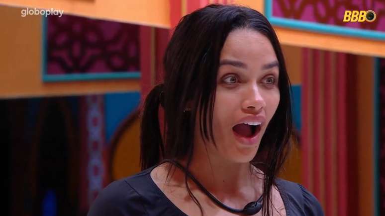 Eva escuta fofocas do Seu Fifi