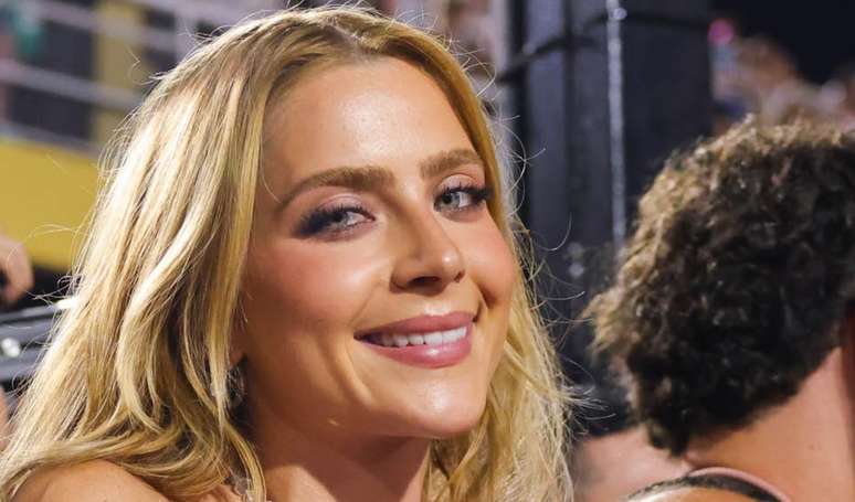Juntos de novo?! Jade Picon beija André Lamoglia no carnaval, astro da Netflix revela foto e loga toma decisão inesperada.