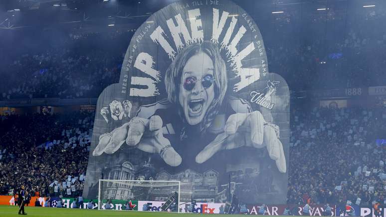 Ozzy Osbourne em mosaico durante jogo do Aston Villa -