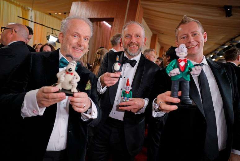 Nick Park, Richard Beek e Merlin Crossingham com bonequinhos de Wallace e Gromit