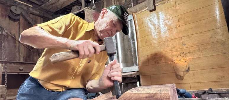 Bisneto de alem&atilde;es, Hugo Pott, de 68 anos, produz os sapatos de pau em oficina no quintal de casa, em Westf&aacute;lia (RS)