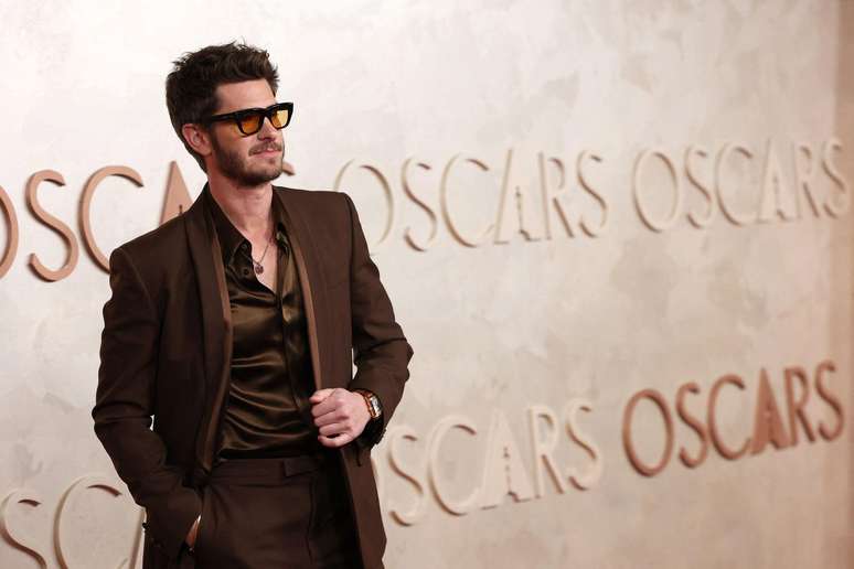 Andrew Garfield foi de 'colorblock' marrom