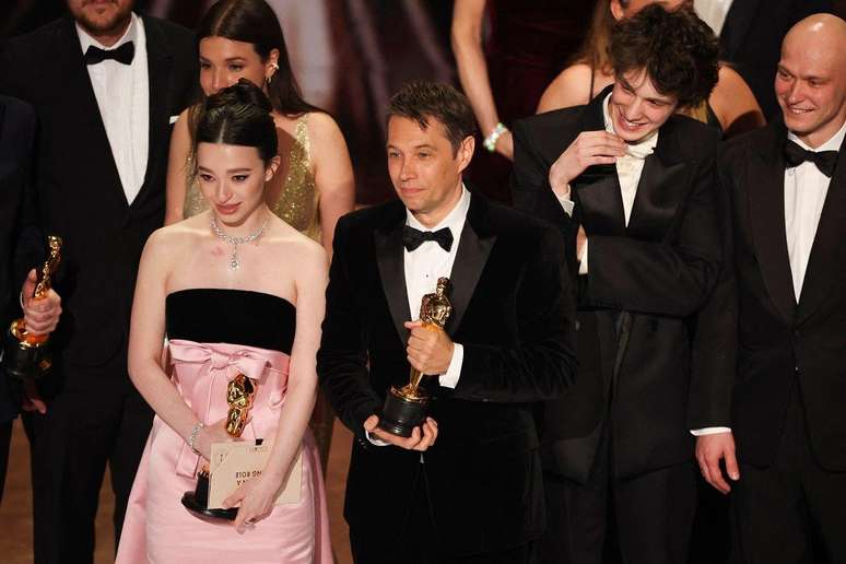 Equipe de Anora no Oscar, incluindo a protagonista Mikey Madison e o diretor Sean Baker; filme levou cinco estatuetas