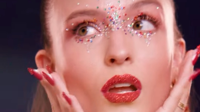 Carnival Make: Larissa Manoela uses 2 options with rhinestones