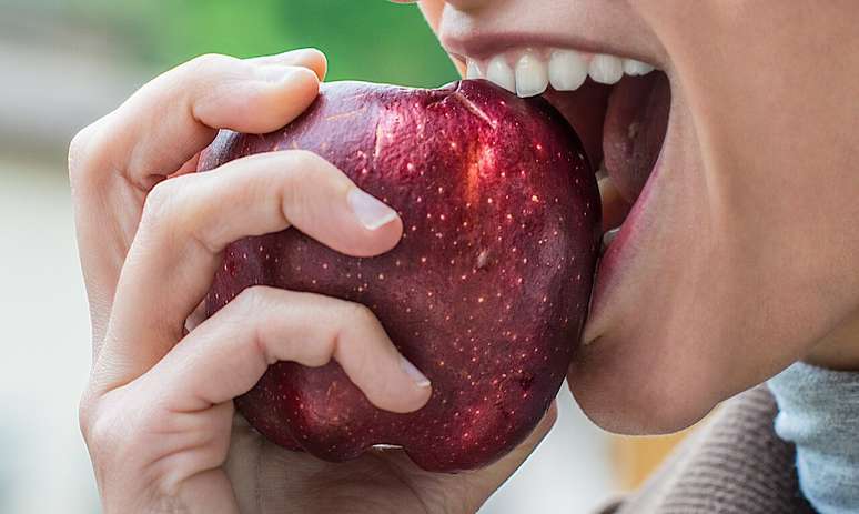See what happens on your body when you eat a fasting apple