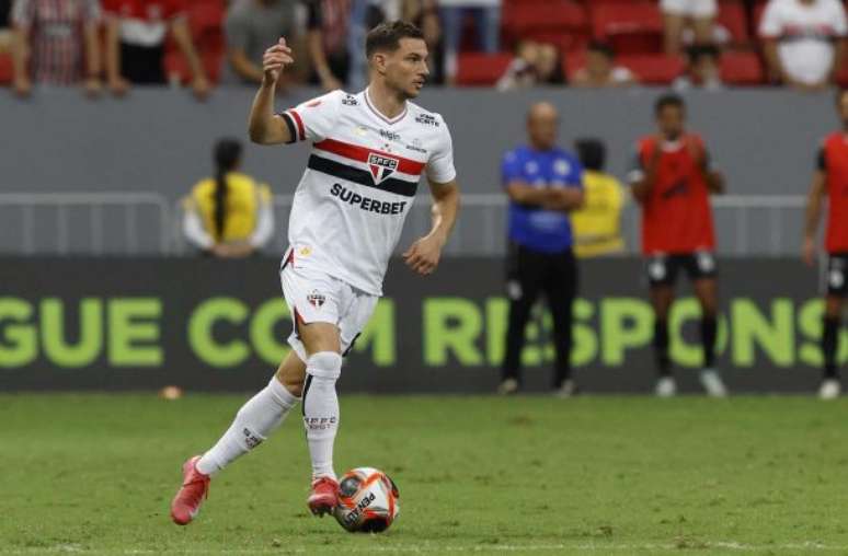 ANUNCIADO! São Paulo confirma extensão de contrato com Cédric para próxima temporada