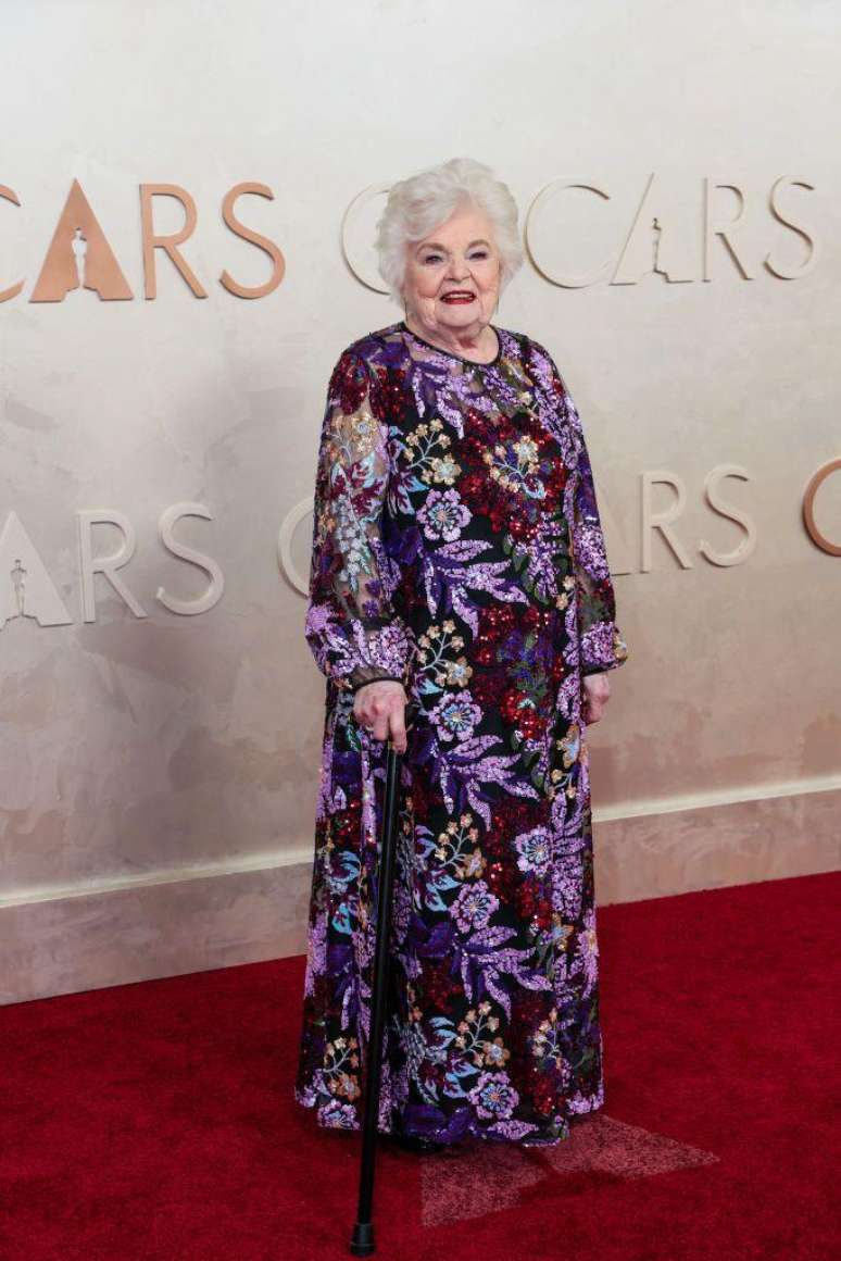 June Squibb, de 95 anos, com um vestido bordado roxo