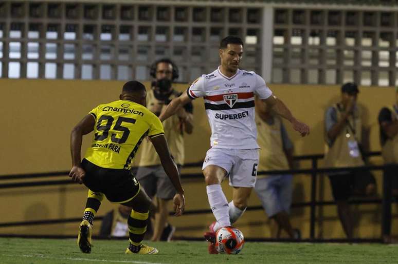 C&eacute;dric Soares vem ganhando espa&ccedil;o no S&atilde;o Paulo &ndash;