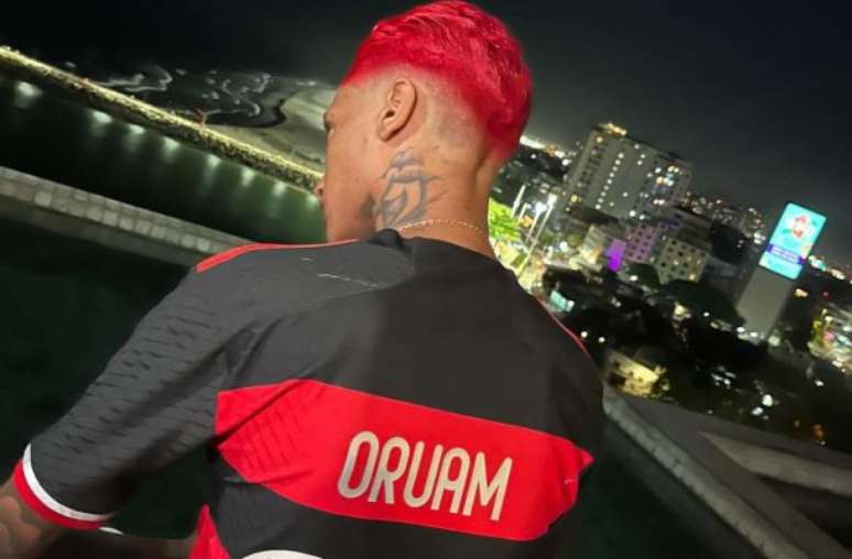 Bolo de 24 anos de Oruam em homenagem ao &iacute;dolo &ndash;