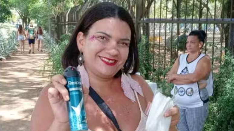 Vendedora fatura alto com venda de borrifadas de desodorante