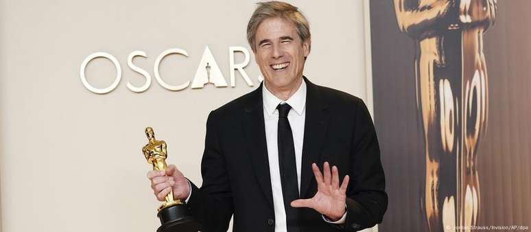 "Esse pr&ecirc;mio vai para uma mulher que, depois de sofrer uma perda durante um regime autorit&aacute;rio, decidiu n&atilde;o se curvar e resistir. Esse pr&ecirc;mio vai para ela", disse Walter Salles, ao homenagear Eunice Paiva ap&oacute;s pr&ecirc;mio de melhor filme internacional para "Ainda Estou Aqui"