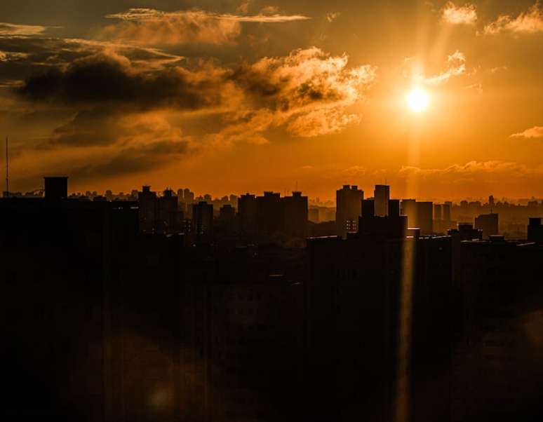 Amanhecer em São Paulo: cidade registrou recorde de calor em 2025 no início do mês de março. FOTO:Werther Santana/Estadão