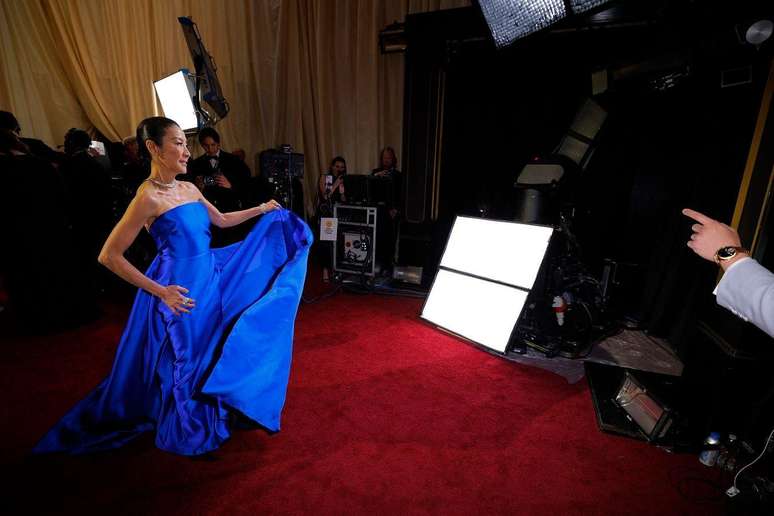 Michelle Yeoh escolheu um tomara-que-caia azul