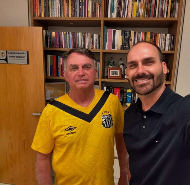 Jair Bolsonaro, ex-presidente, e Eduardo Bolsonaro, deputado federal