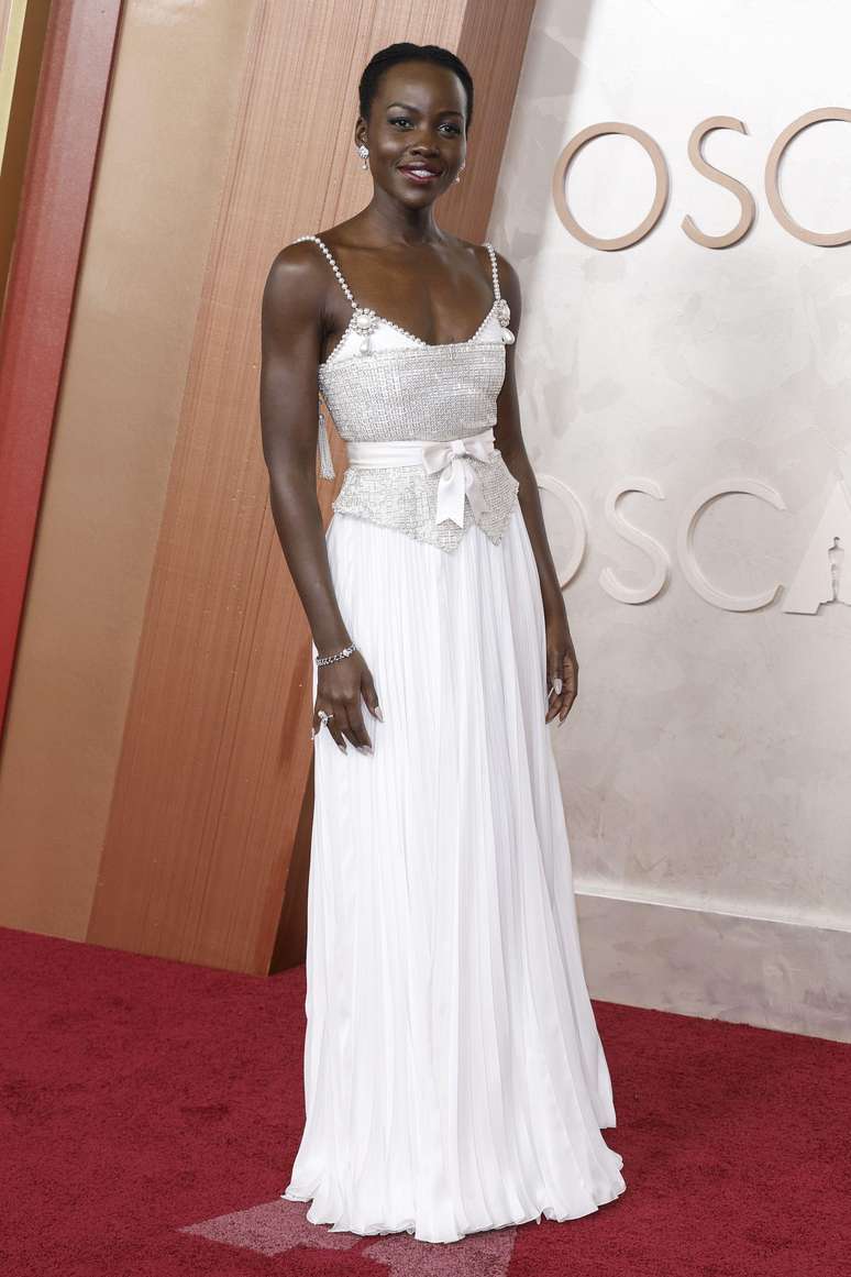 Lupita Nyong'o vestiu um longo branco super delicado