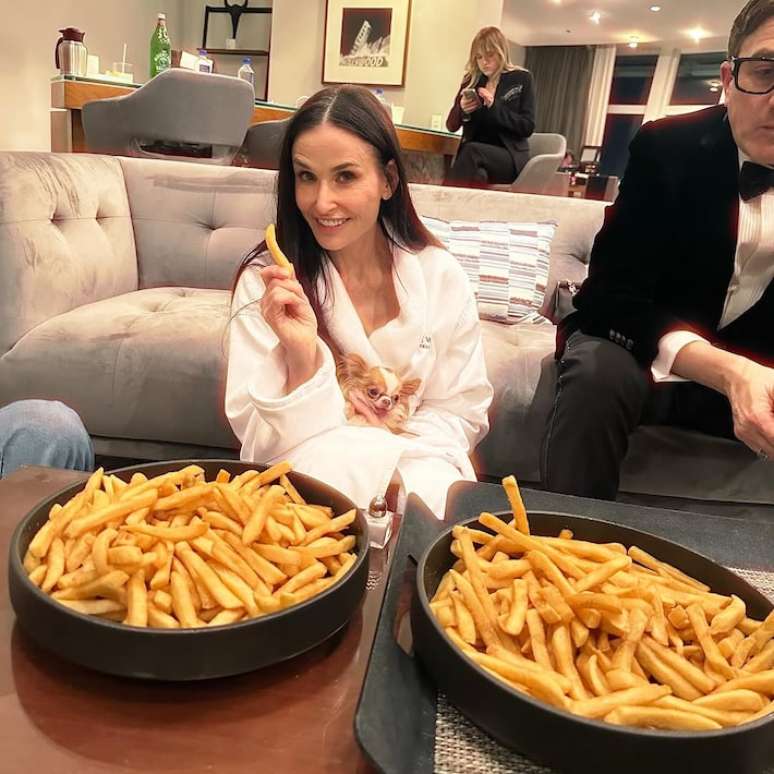 Demi Moore posa comendo batata frita ap&oacute;s o Oscar 2025