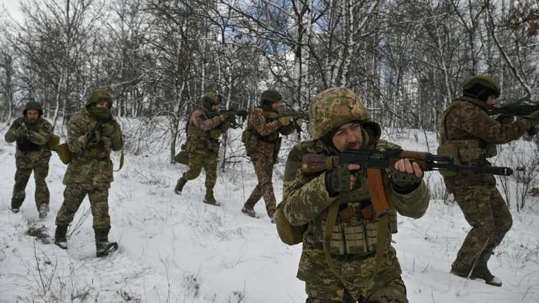 A depend&ecirc;ncia da Ucr&acirc;nia da ajuda militar americana torna o pa&iacute;s vulner&aacute;vel &agrave; press&atilde;o de Trump