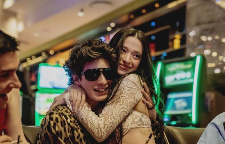 Mark Eydelshteyn e Mikey Madison em cena de 'Anora'