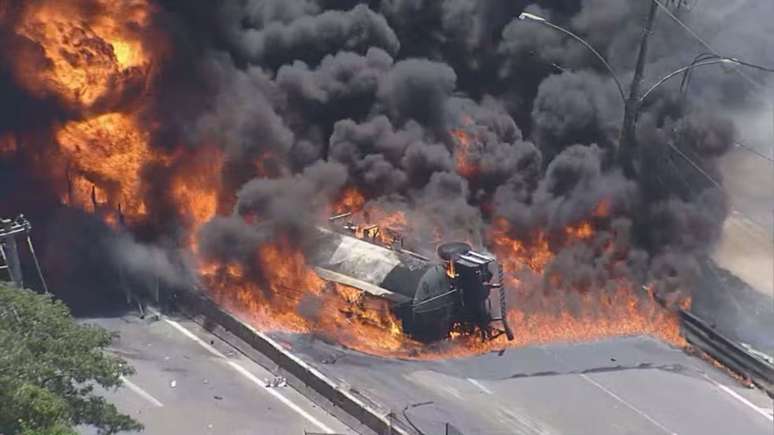 Apesar da gravidade do inc&ecirc;ndio na Rodovia Presidente Dutra, o Corpo de Bombeiros informou que n&atilde;o houve feridos