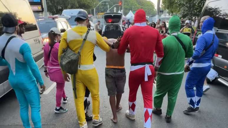 Agentes se disfar&ccedil;aram de personagens populares, como os "Power Rangers", para se infiltrar entre os foli&otilde;es e identificar suspeitos de roubos