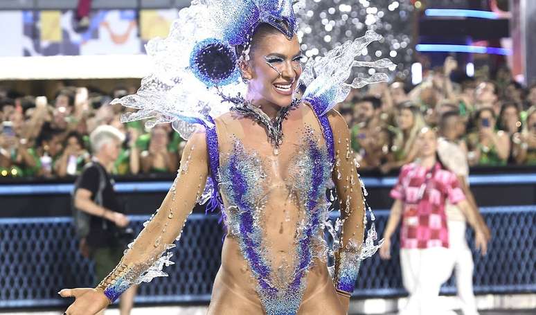 Lore Improta leva tombo em desfile da Viradouro; musa passa perrengue com fantasia de 130 mil cristais e costeiro de 15 kg.