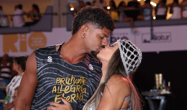 Viviane Ara&uacute;jo beija o marido, Guilherme Milit&atilde;o, na Sapuca&iacute;, no carnaval 2025.