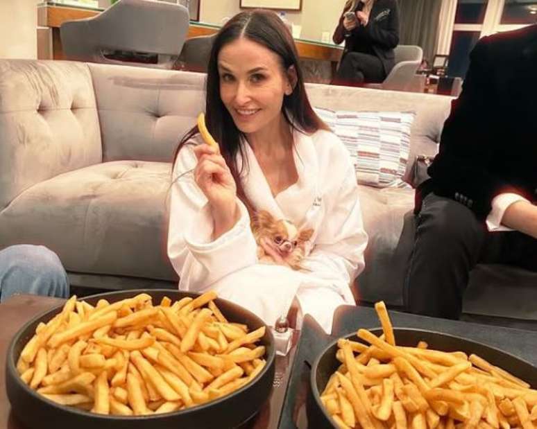 Com muita batata frita! Filha mostra como Demi Moore 'superou' derrota no Oscar