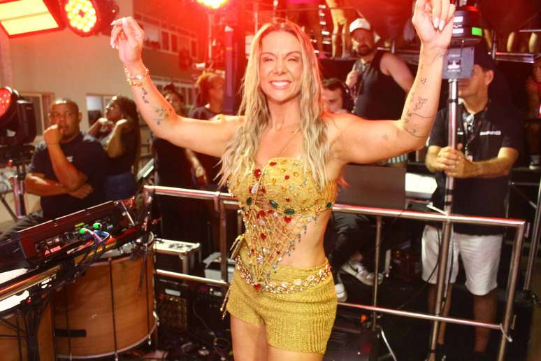 Carla Perez acompanha Xanddy em trio no quarto dia do carnaval de Salvador