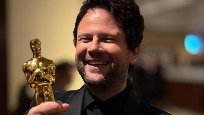 Selton Mello com a estatueta do Oscar